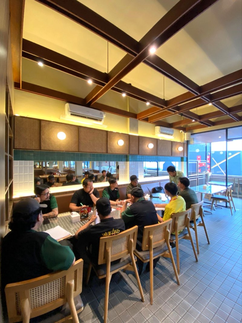 Briefing tim operasional di restoran