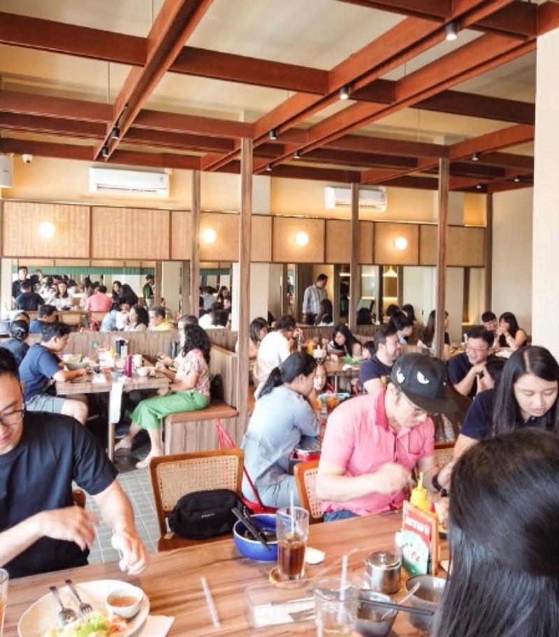 Restoran ramai — full house saat jam makan